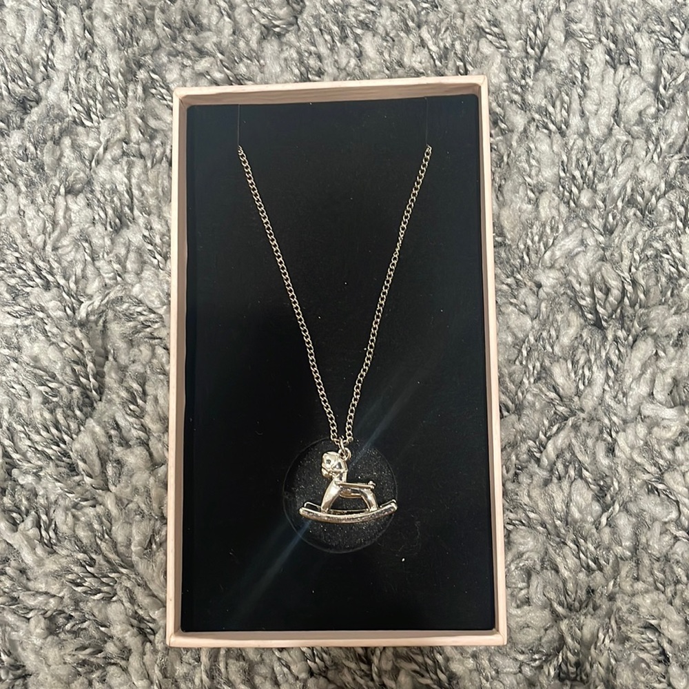 be chic necklace